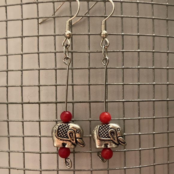 Cute elephant charm earrings with red beads - Picture 2 of 2